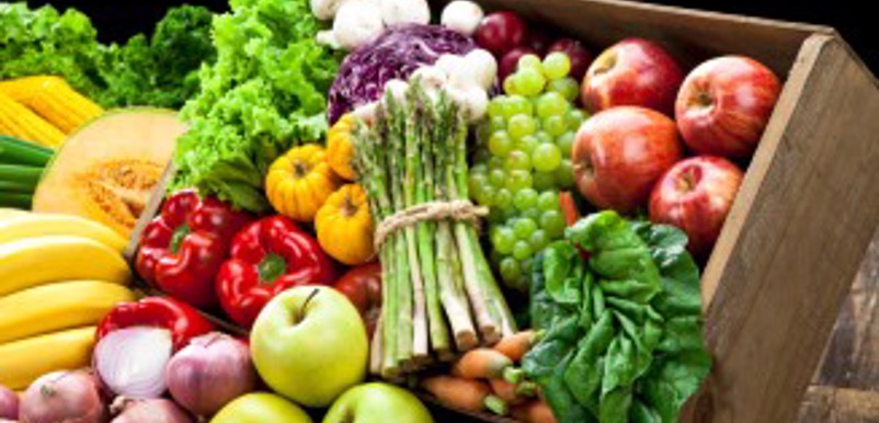 Frukt och grönsaker i en trälåda