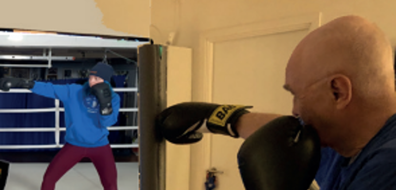 En person som tränar boxning framför tv:n