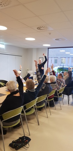 Jarmo Nykyri leder rytmikövning