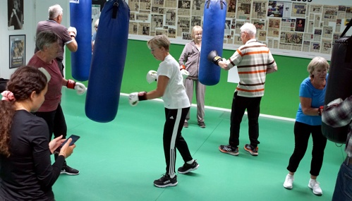 Personer som tränar boxning