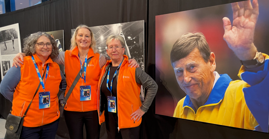 Teuta, Jenny och Eva-Lena framför en bild på Bengan Johansson.