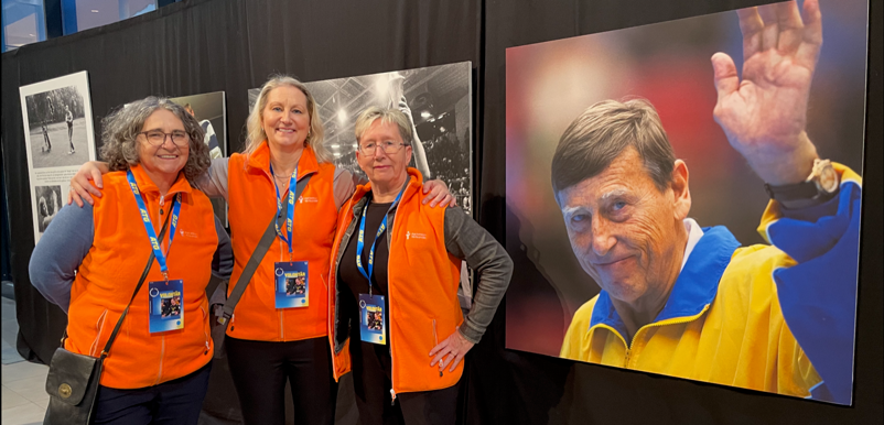 Teuta, Jenny och Eva-Lena framför en bild på Bengan Johansson.